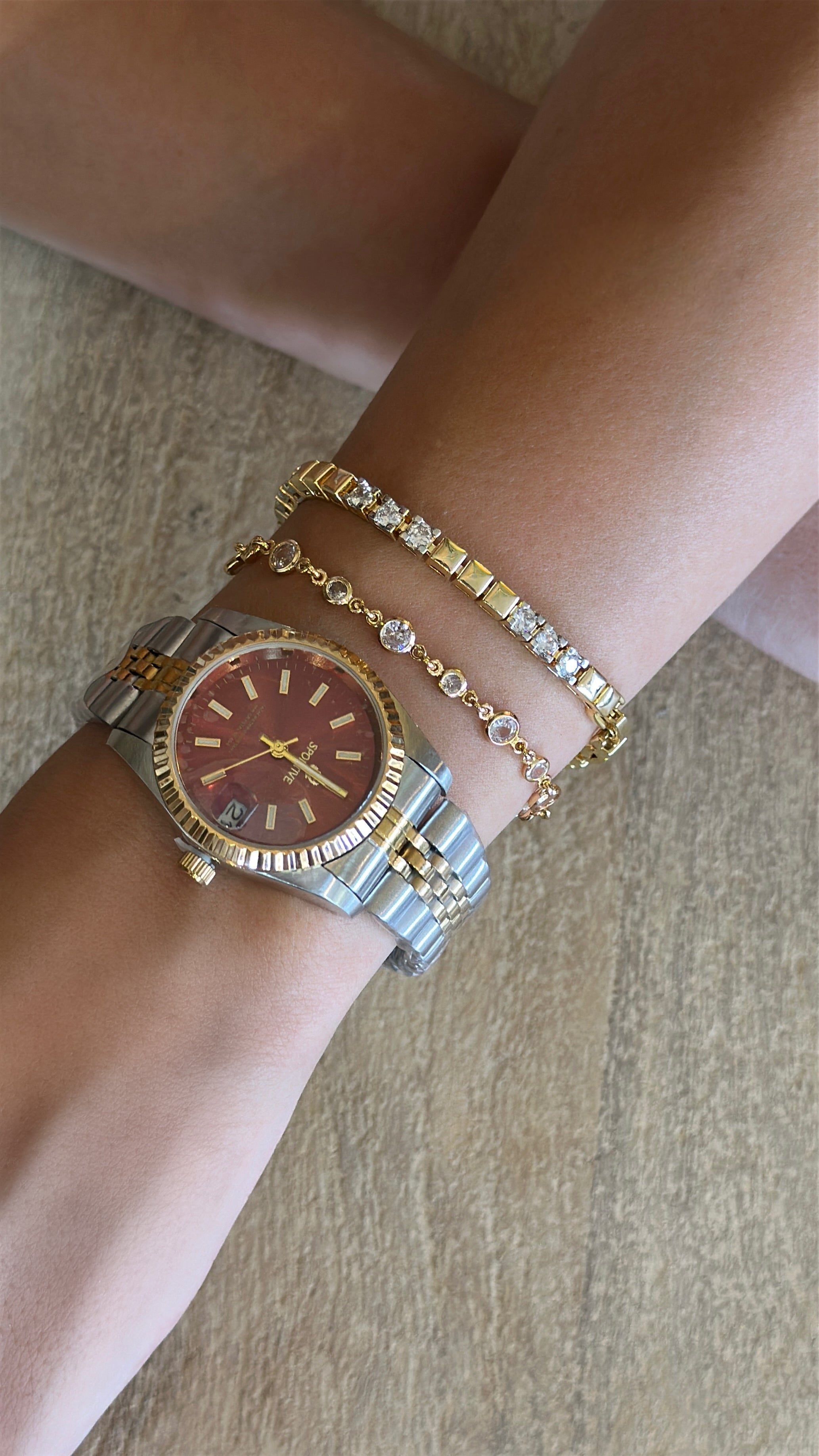 Atelier Duygu saat koleksiyonu Charmé Saat, şıklığı ve zarafeti bir arada sunarak zamanı estetik bir şekilde hissettirir.