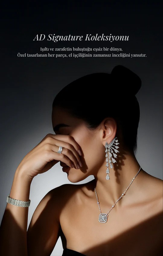 AD Signature Koleksiyonu - Zarif Su Yolu Kolye, modern kadınların stilini yansıtan lüks bir tasarım.