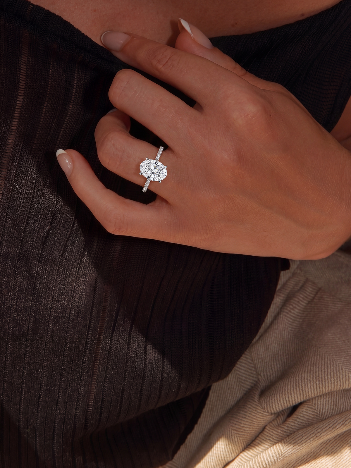 Oval Kesim Kolu Taşlı Tektaş Yüzük