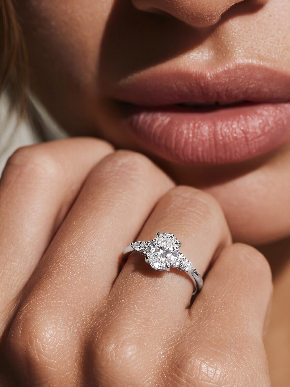 1.30CT Oval Taş Yanları Markiz Kesim Tektaş Yüzük