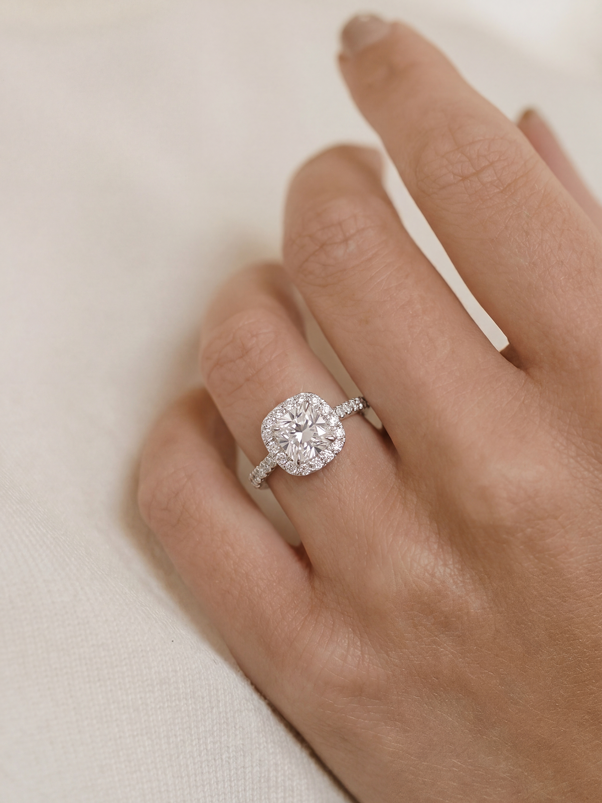 Cushion Kesim Kolu Taşlı Tektaş Yüzük