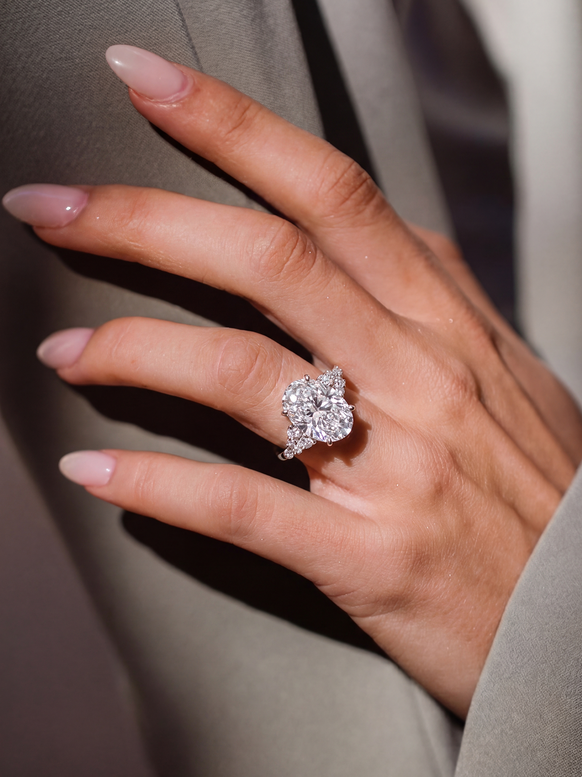 2.33CT Oval Kesim Cluster Tektaş Yüzük