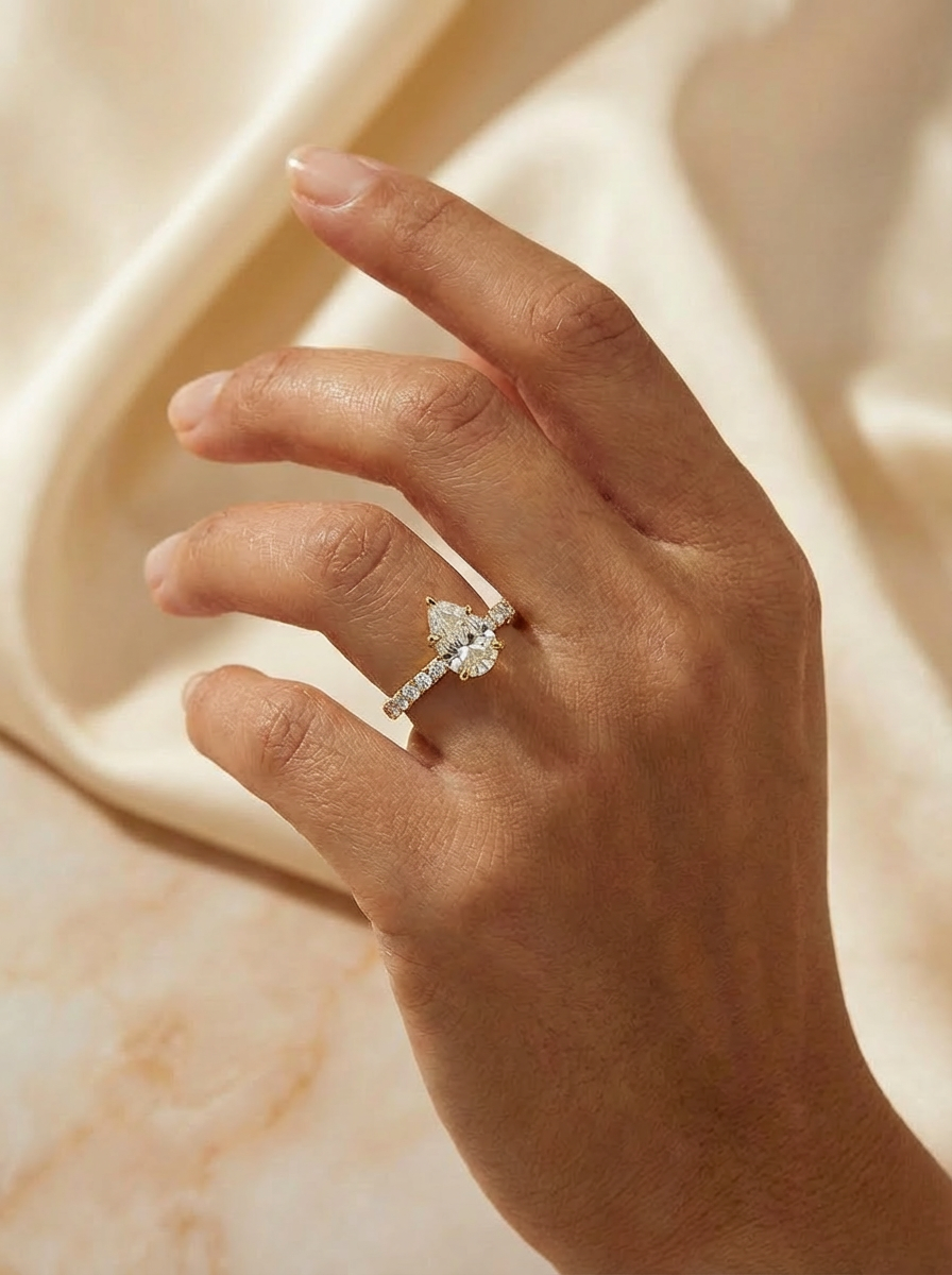 Elegan bir tarzda tasarlanmış 2.0CT Pear Cut Eternity Yüzük, Gold, Silver ve Rose Gold renk seçenekleriyle sunuluyor.