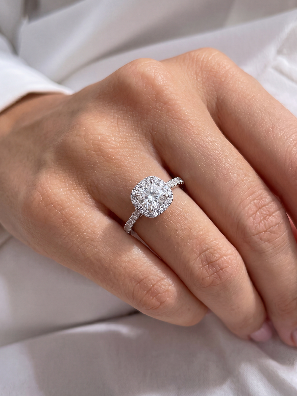 Cushion Kesim Kolu Taşlı Tektaş Yüzük