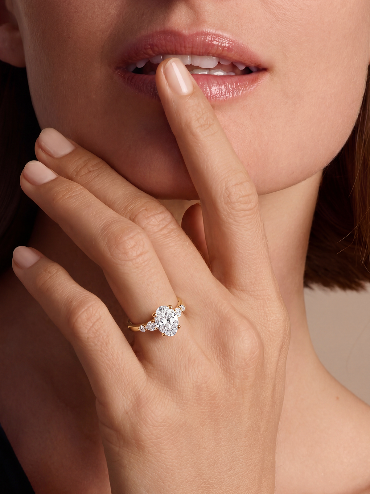 1.53CT Oval Taş Yanları Damla Kesim Tektaş Yüzük