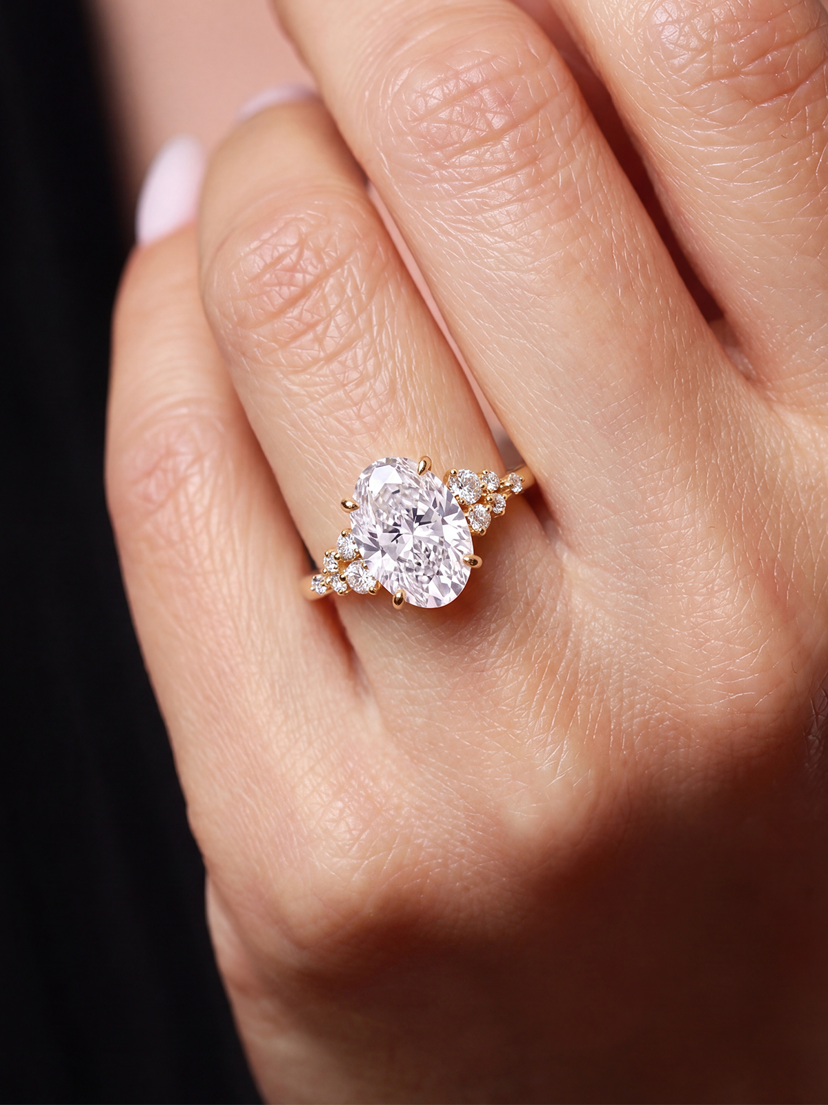 2.33CT Oval Kesim Cluster Tektaş Yüzük