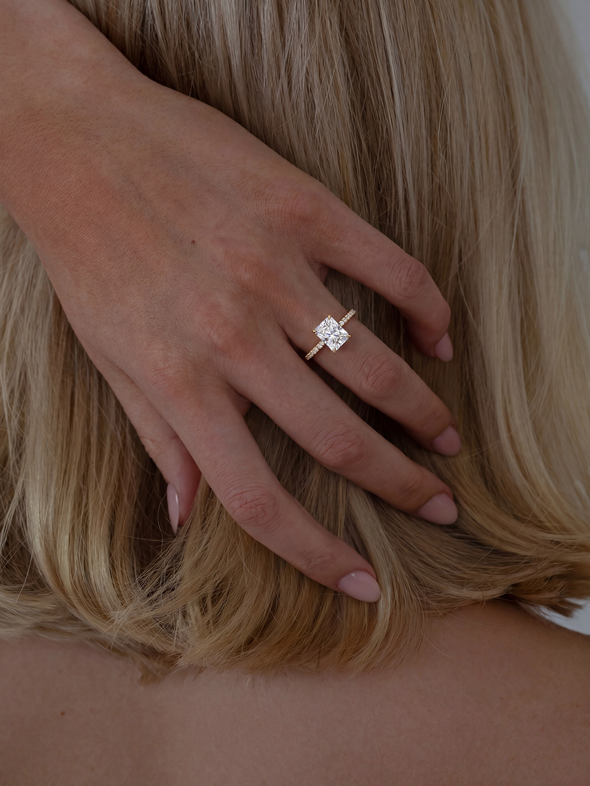 Radiant Kesim Kolu Taşlı Tektaş Yüzük