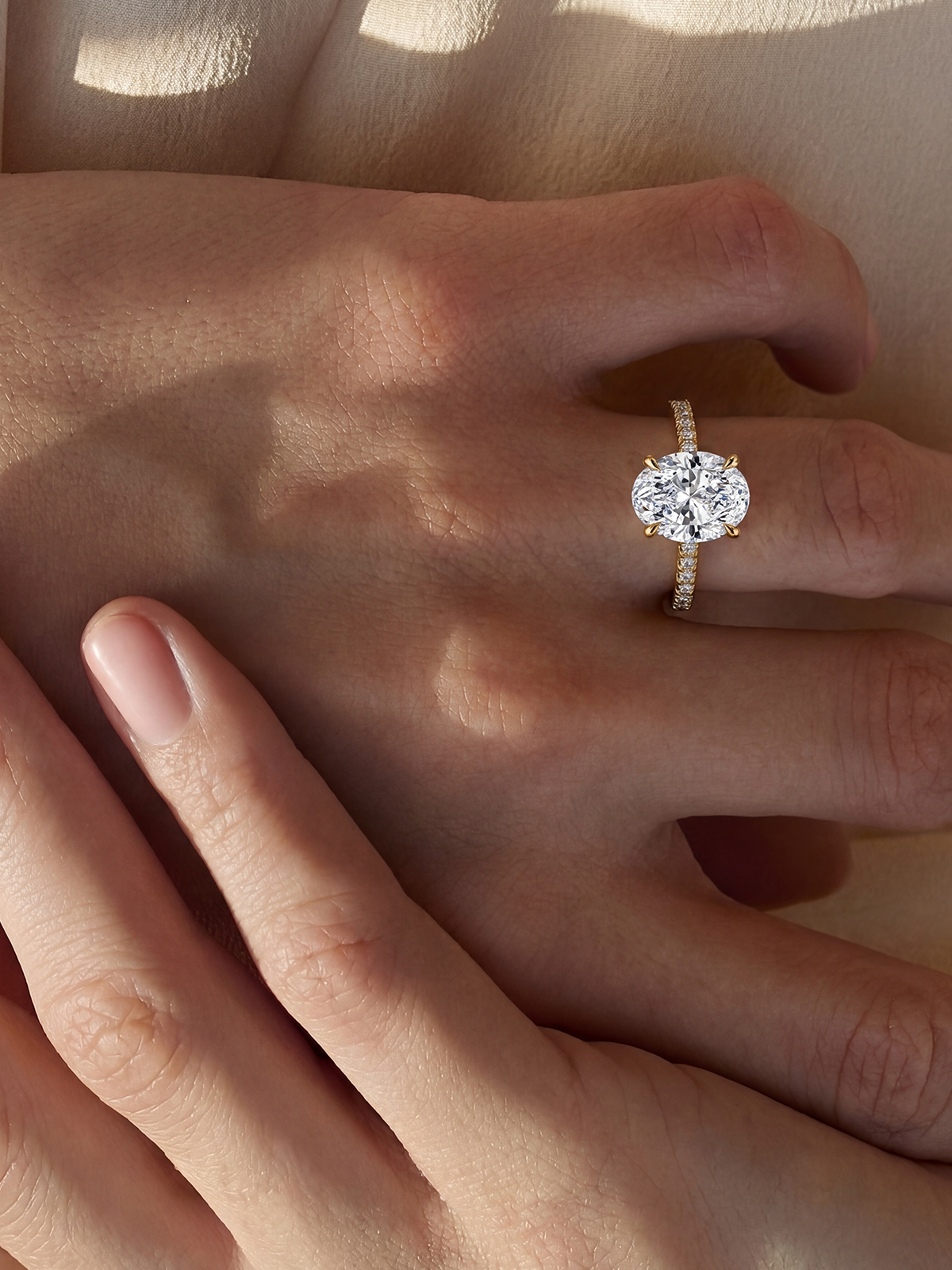 Oval Kesim Kolu Taşlı Tektaş Yüzük