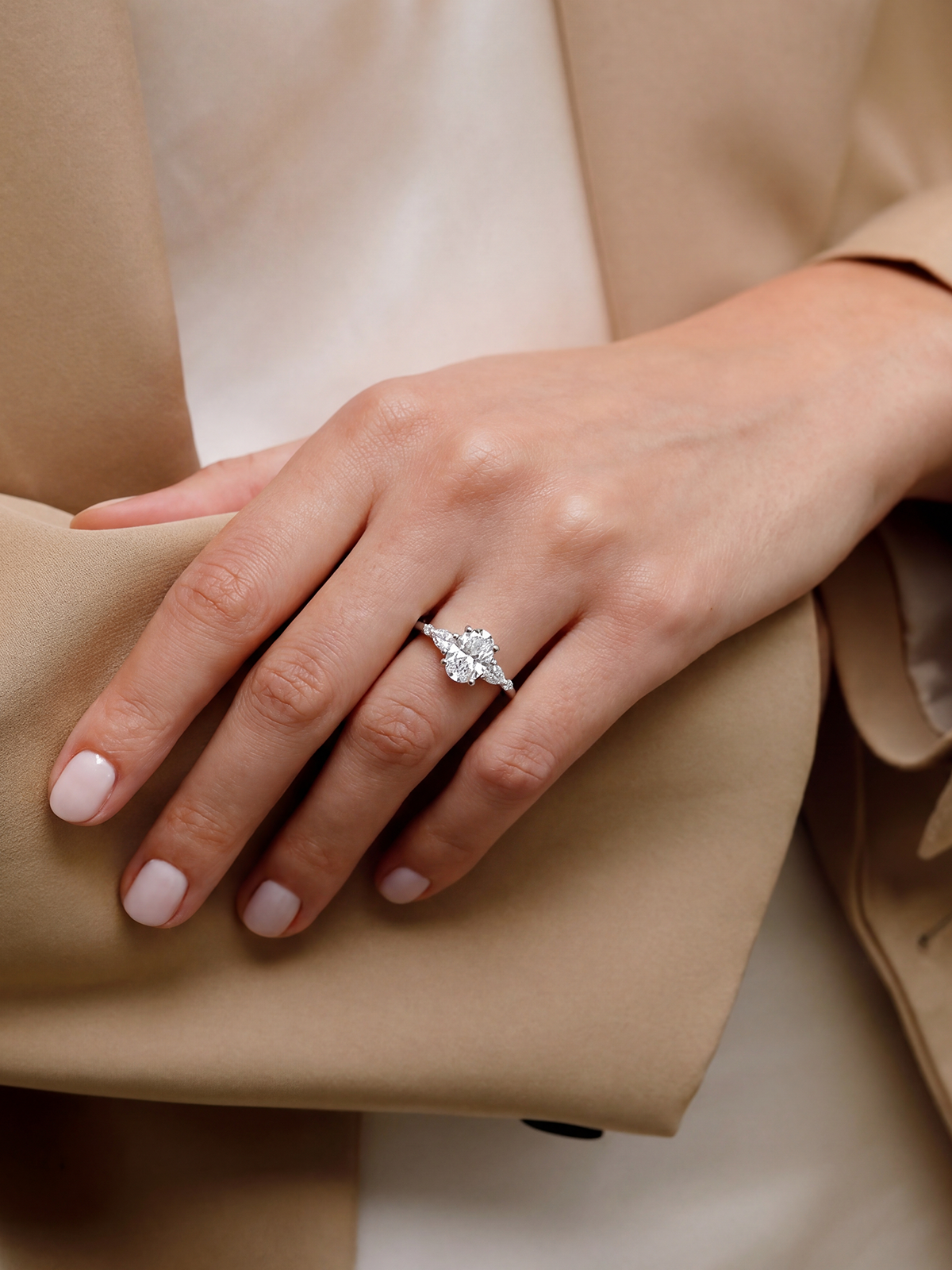 1.53CT Oval Taş Yanları Damla Kesim Tektaş Yüzük