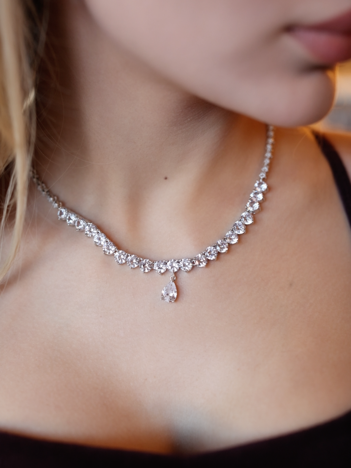 Mia Kolye - Küpe Set, rodaj kaplama ile parıl parıl parlayan gümüş tonlarında, özel günlerde ve günlük kullanımda zarafet sunan bir takı seti.