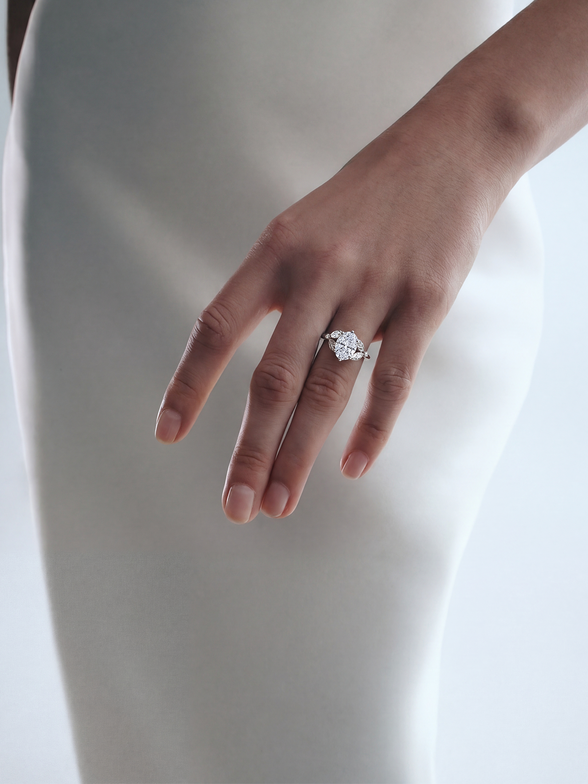 2.08CT Oval Kesim Yaprak Motif Tektaş Yüzük