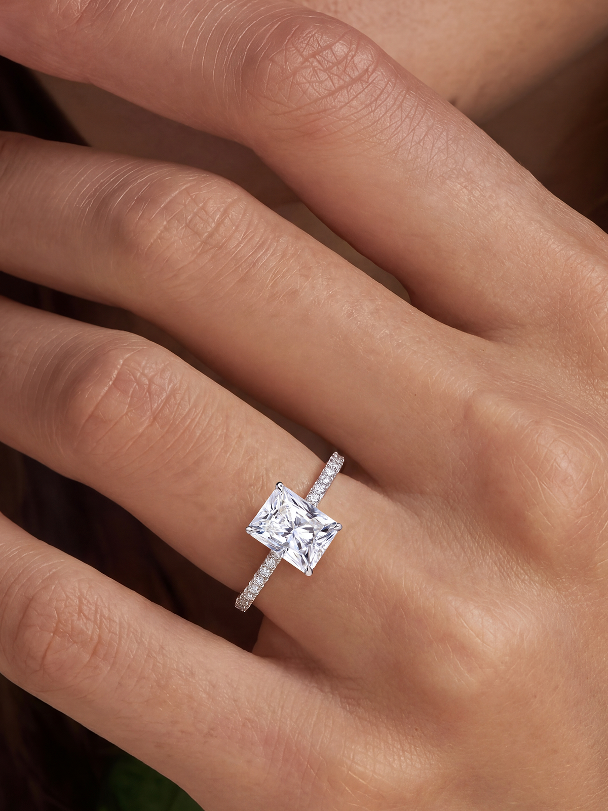 Radiant Kesim Kolu Taşlı Tektaş Yüzük