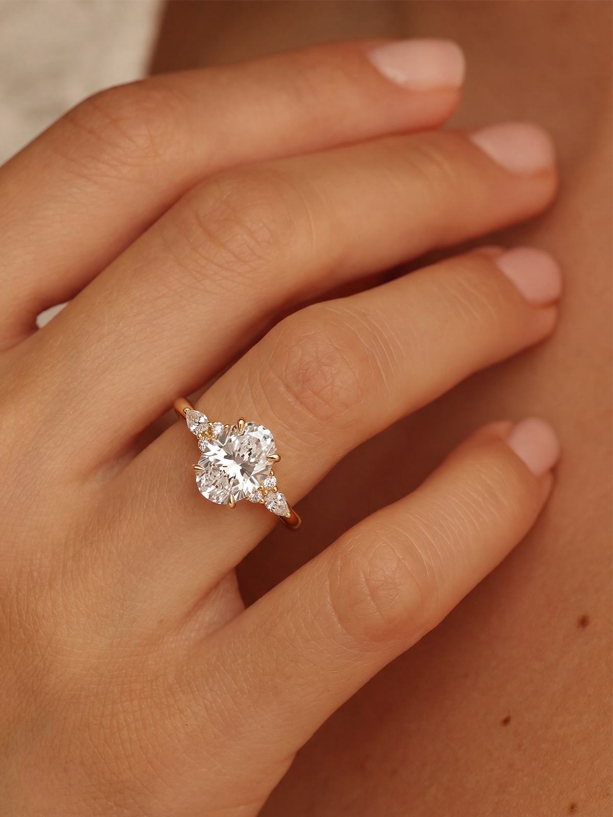 1.30CT Oval Taş Yanları Markiz Kesim Tektaş Yüzük