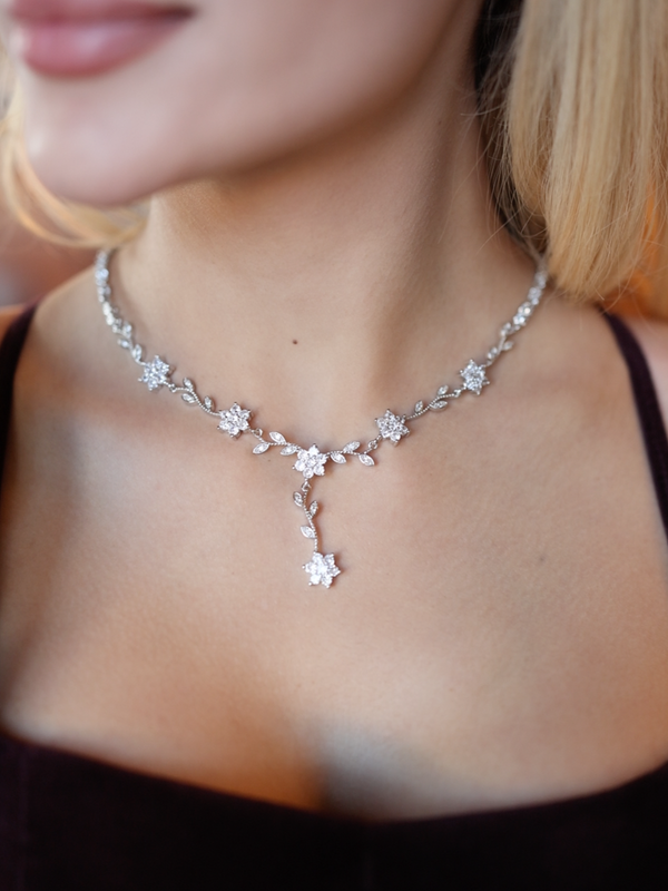 Isabella Kolye - Küpe Set, zarif yaprak motifleri ve zirkon taş detaylarıyla şıklığı tamamlayan özel bir tasarım.