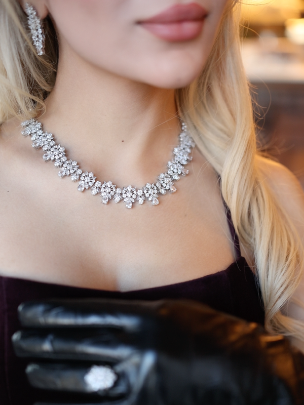 Amelia Yüzük - Ayarlanabilir standart ölçüde, rodyum kaplama ve zirkon taşlarla şıklığı yansıtan yüzük.