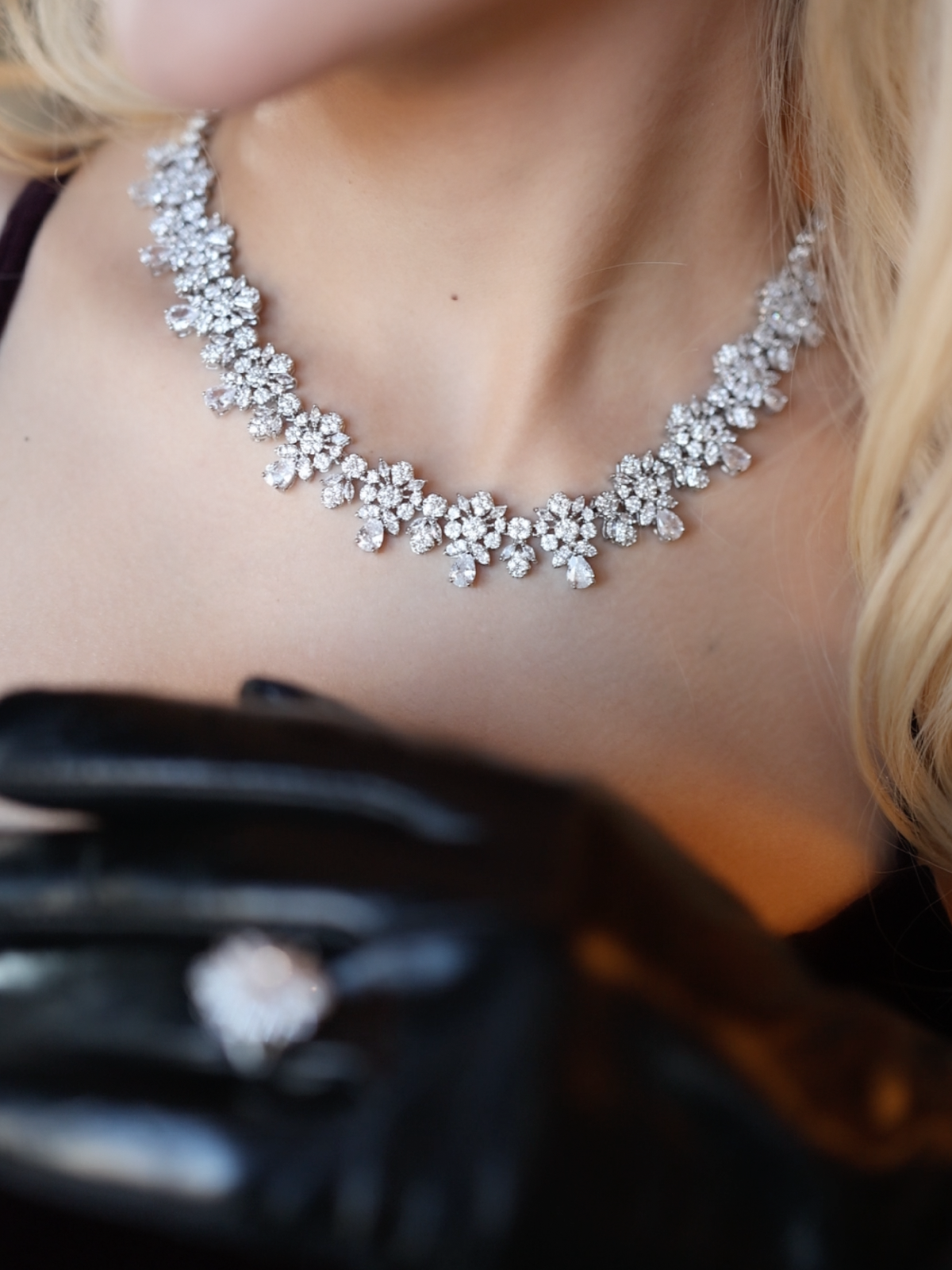 Amelia Küpe - Rodyum kaplama ile şıklığı artıran zarif zirkon taşlı küpe.