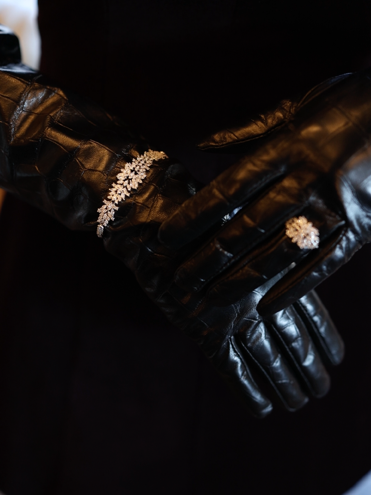 Harper Kolye - Küpe - Bileklik - Yüzük Set; özel günler için ideal olan lüks zirkon taşlı takı seti.