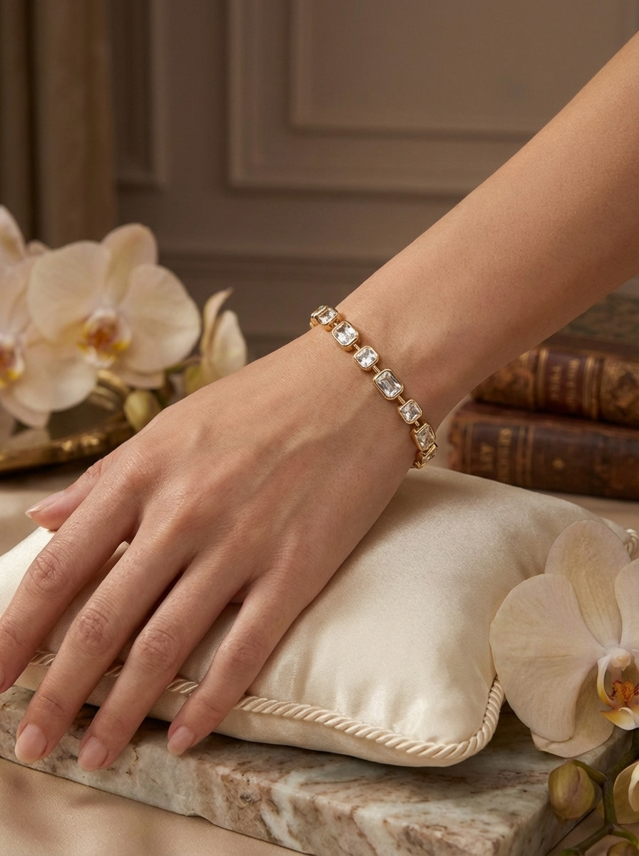 Adeline Bileklik - Dikdörtgen kesim zirkon taşlarla birleşen bombeli gold halkaların zarif kombinasyonu.