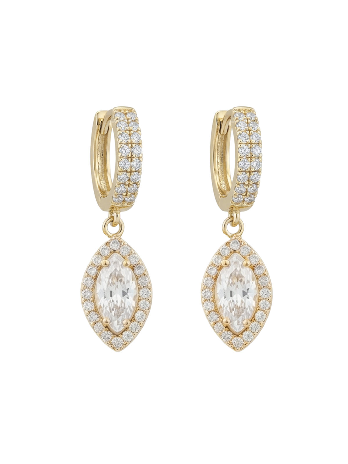 Carol Küpe, altın kaplama pirinç üzerine zarif damla kesim formuyla birlikte pırlanta görünümlü zirkon taş detaylarıyla lüks bir tasarım sunuyor.