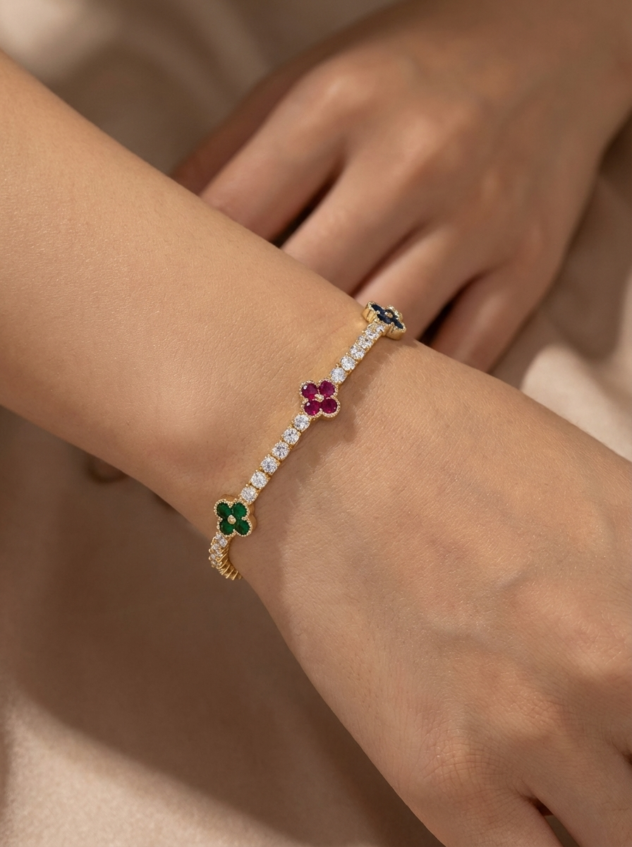 Atelier Duygu'nun Aurora Bileklik'i, 1. sınıf pirinç ve altın kaplama ile zarif bir görünüm sunuyor.