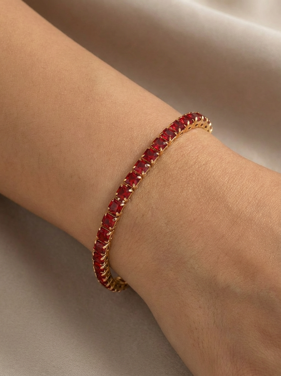 Modern ve şık 2.5MM | Red Margot Princess Cut Su Yolu Bileklik, ruby red zirkon taşların göz alıcı ışıltısıyla dikkat çeken bir parça.