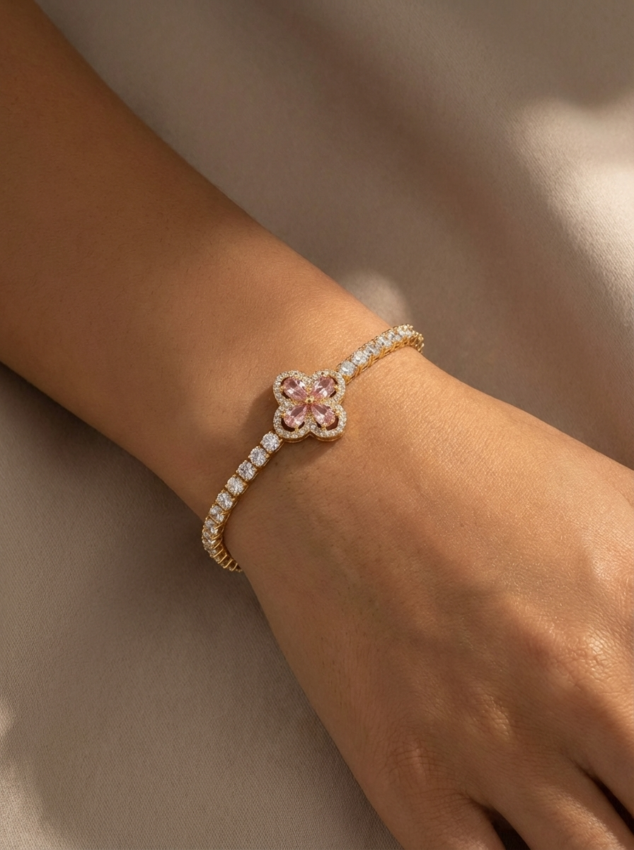Atelier Duygu'nun zarif Olivia Bileklik'i, romantik pembe taşlı yonca motifi ve ışıltılı su yolu zinciriyle şıklığı yansıtıyor. Altın kaplama ve özel kesim pembe zirkon taşları ile tasarlanan bu bilezik, her anınıza ışıltı katmayı vaat ediyor.