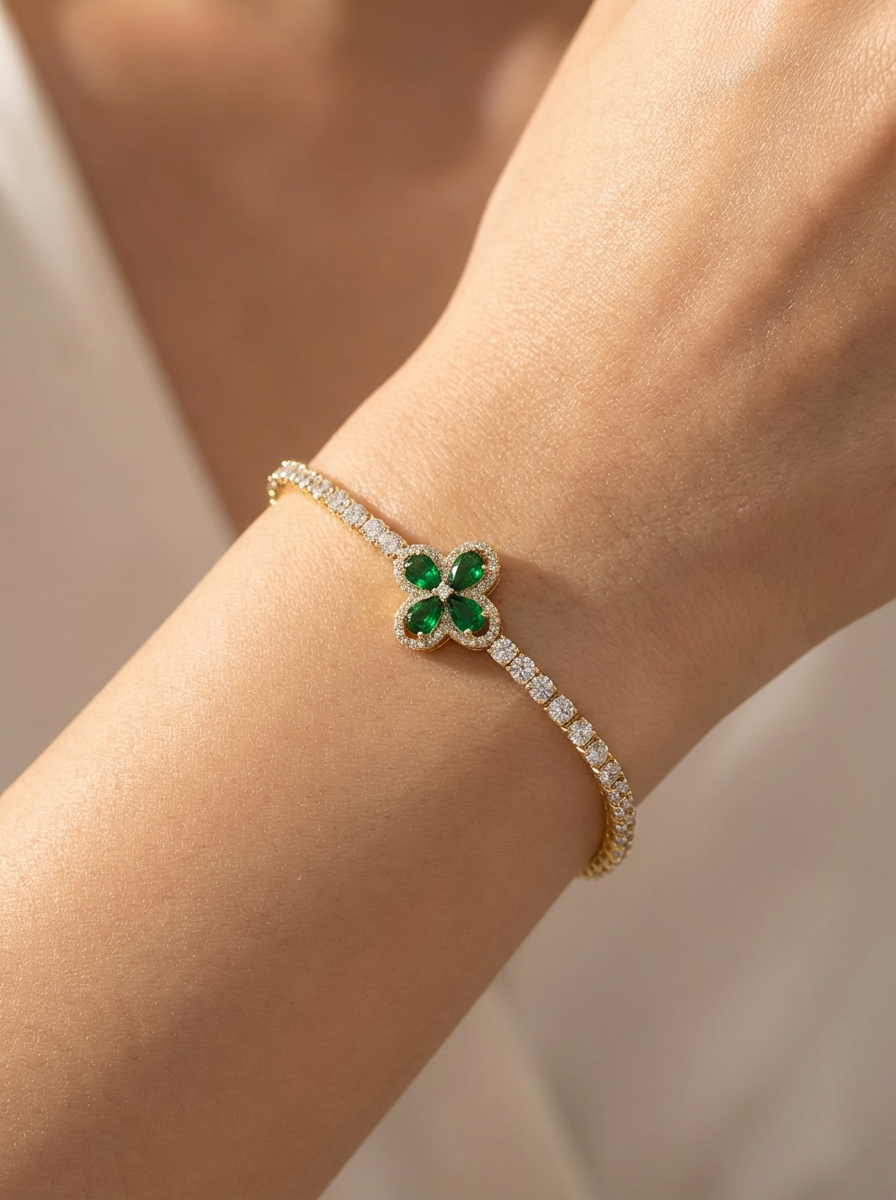 Charlotte Bileklik, merkezinde zümrüt yeşili zirkon taşlı yonca motifi ile altın kaplama detaylarıyla lüks bir takı seçeneğidir.