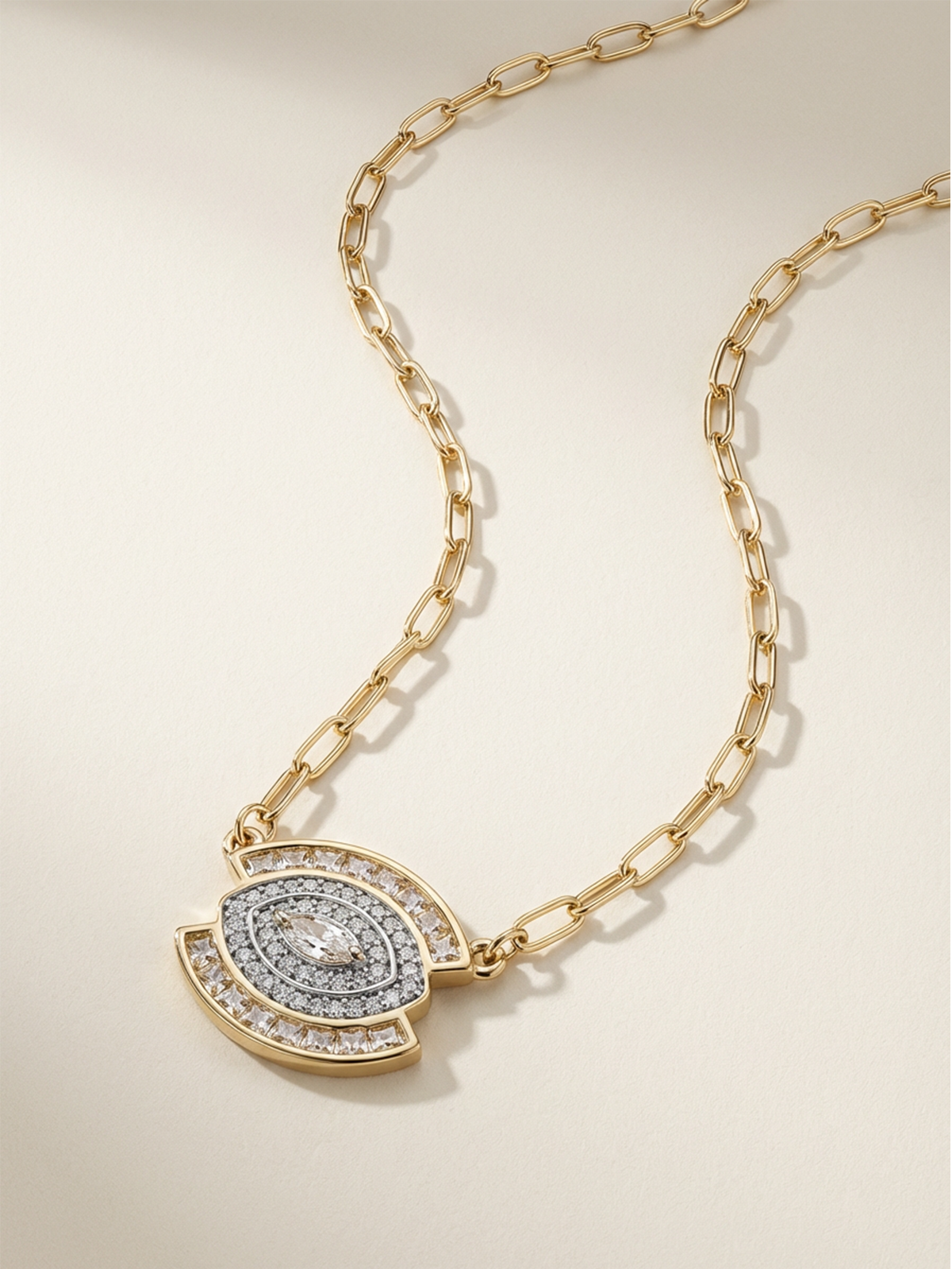 Lucia Kolye - Modern ataş zincir tasarımıyla dikkat çeken lüks ve sofistike kolye, Atelier Duygu'nun eşsiz ürünü.