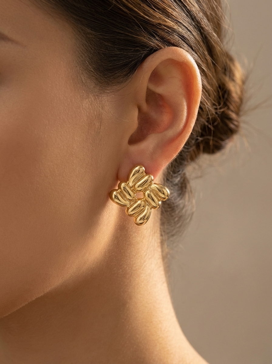 Naomi Küpe, hacimli ve parlak yüzeyiyle dikkat çekici bir stil öğesi olarak öne çıkıyor.