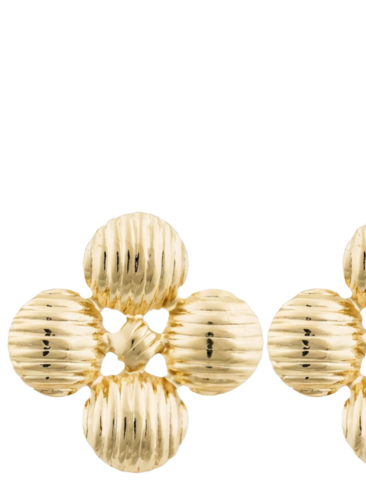 Selena Küpe, zamansız ve feminen bir tarzda günlük ve özel günlerde kullanılmak üzere tasarlanmış, hafif yapısıyla konfor sunan lüks bir aksesuar.