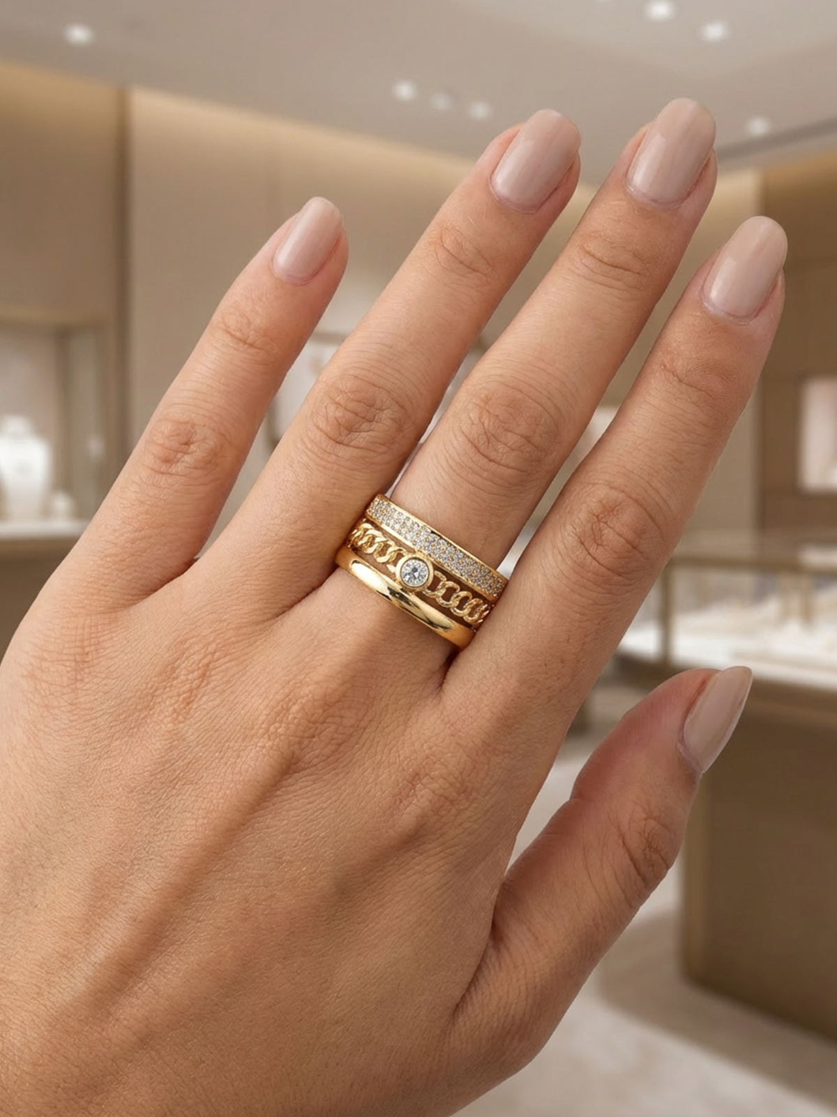 Aria Yüzük, yüksek mikron altın kaplama ile şıklığınızı tamamlayacak, ayarlanabilir yapısı ile her parmak ölçüsüne uyum sağlar.