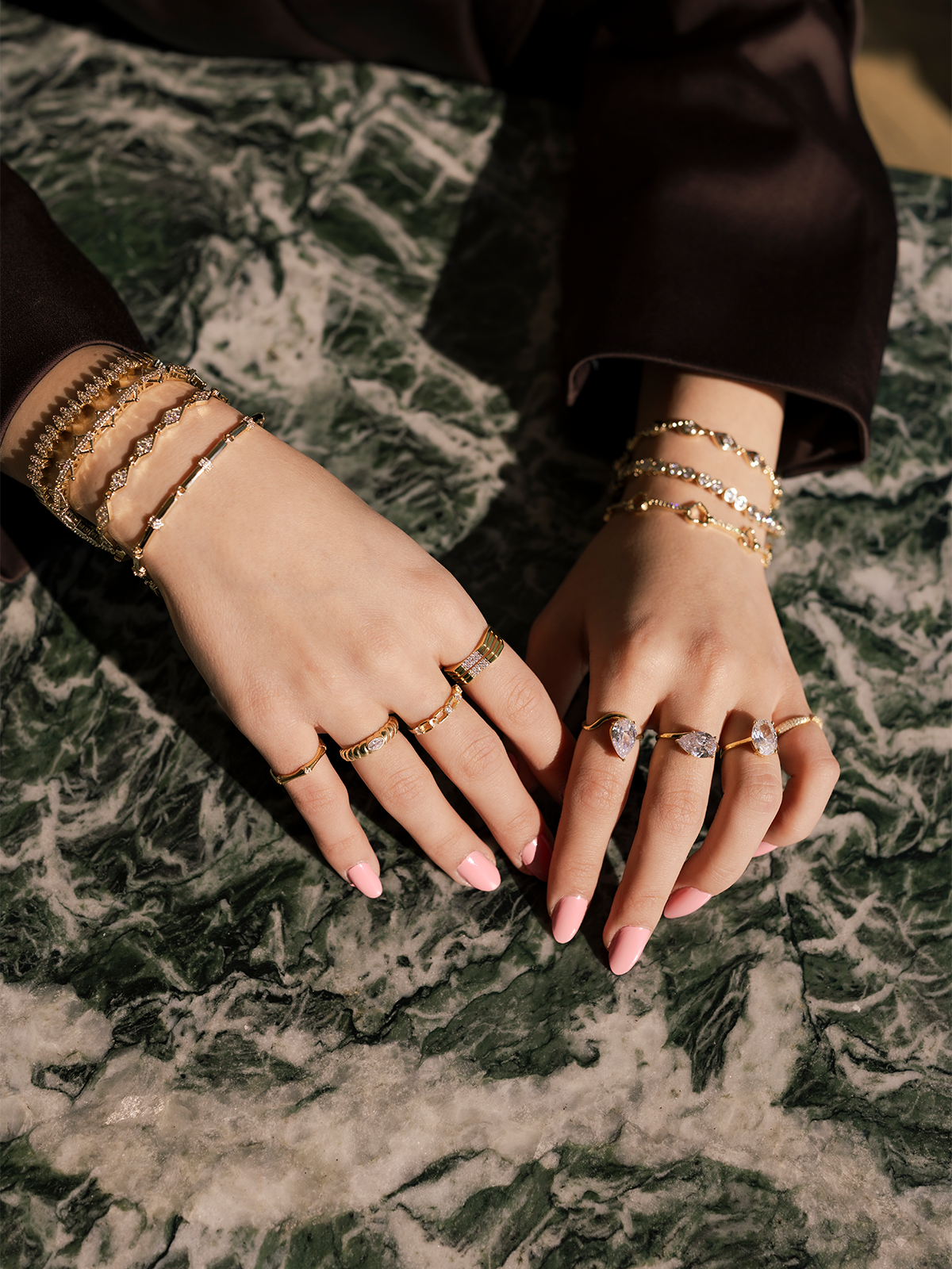 14K GOLD koleksiyonundan zarif Norisa Kolye, modern tasarım ve geleneksel güzellikleri birleştirerek her kadının stiline sofistike bir dokunuş ekler.