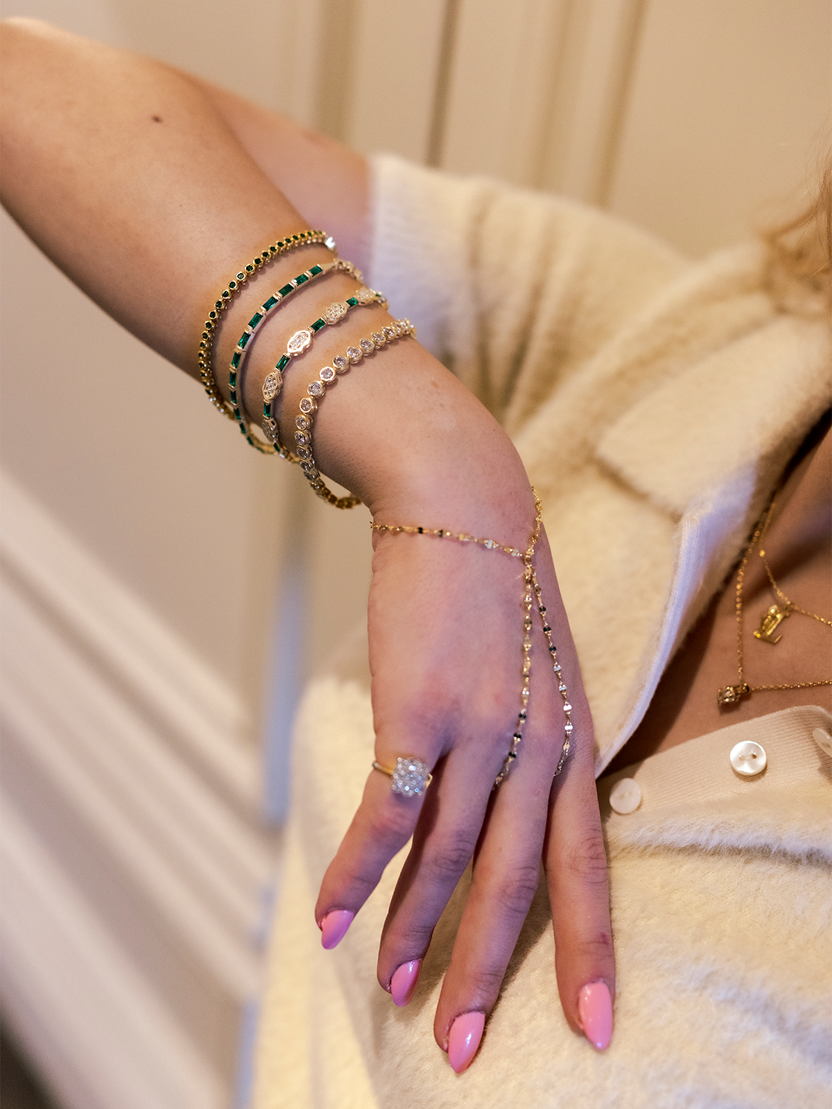 925 Ayar Gümüş Jurellia Kolye, zarif ve Minimalist tasarımıyla stilinizi tamamlayan lüks bir parça.