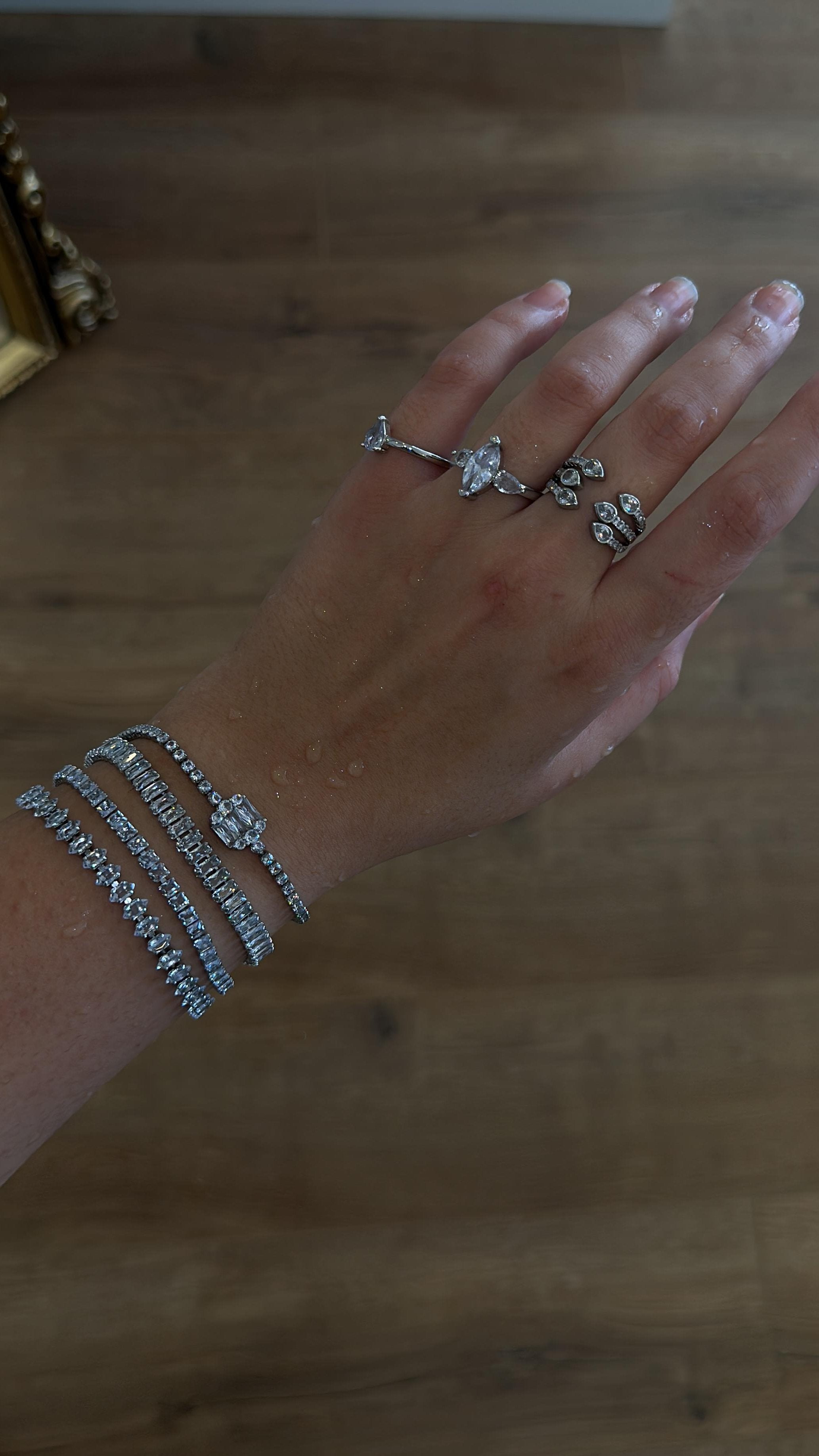 Atelier Duygu'nun şık Bileklik koleksiyonunun zarif bir parçası; 4MM Su Yolu Bileklik, özel tasarımıyla bileklerinizi süsleyecek.