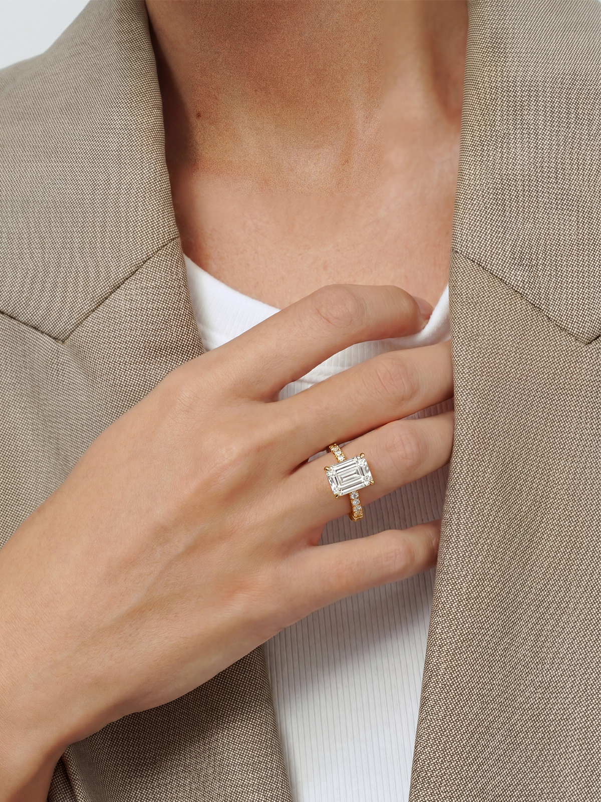 Emerald Kesim Kolu Taşlı Tektaş Yüzük