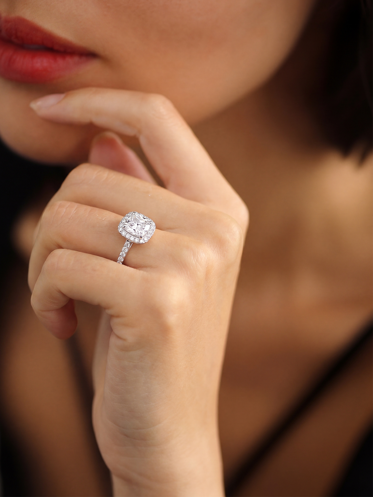 Cushion Kesim Kolu Taşlı Tektaş Yüzük