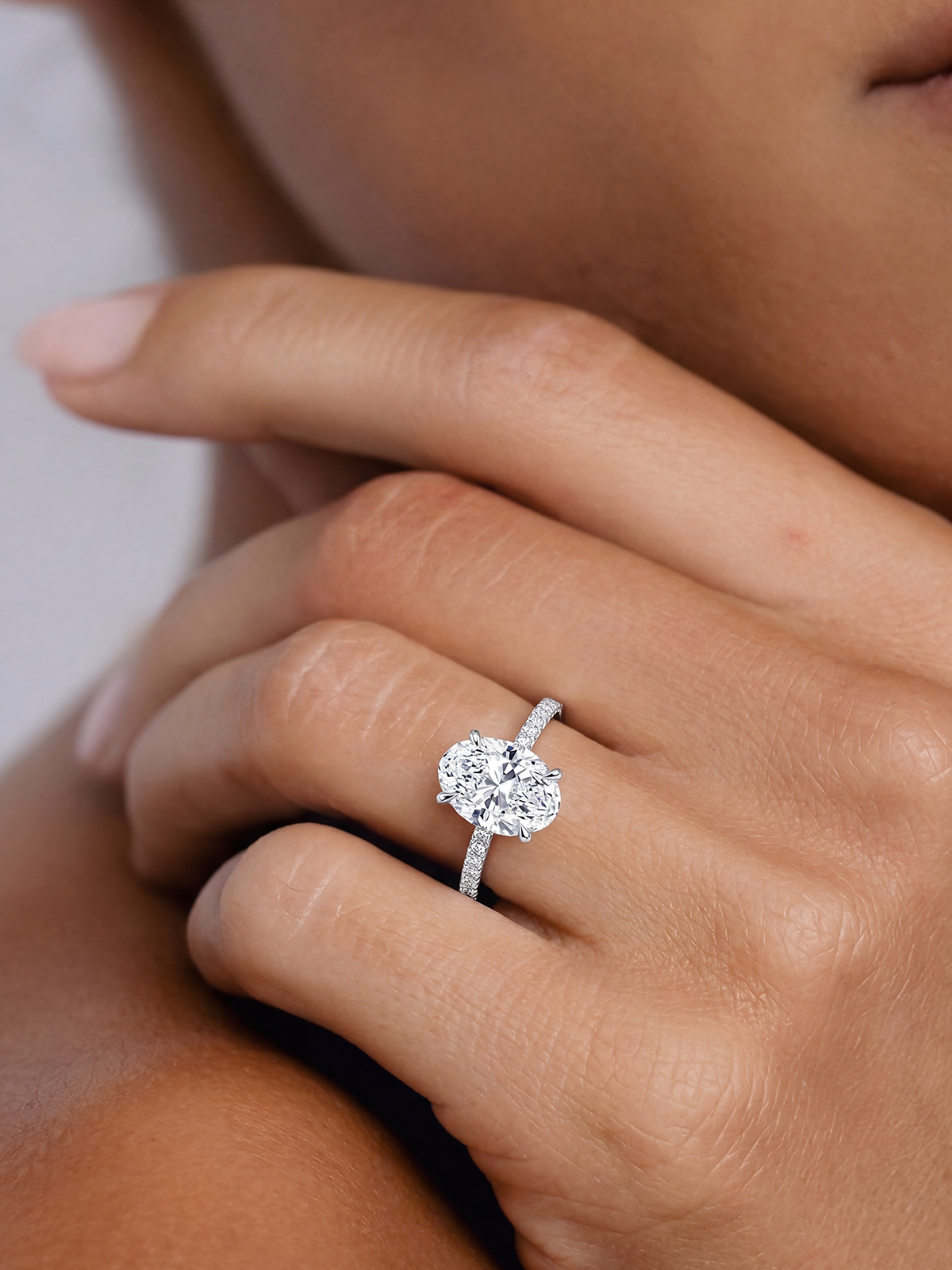 Oval Kesim Kolu Taşlı Tektaş Yüzük