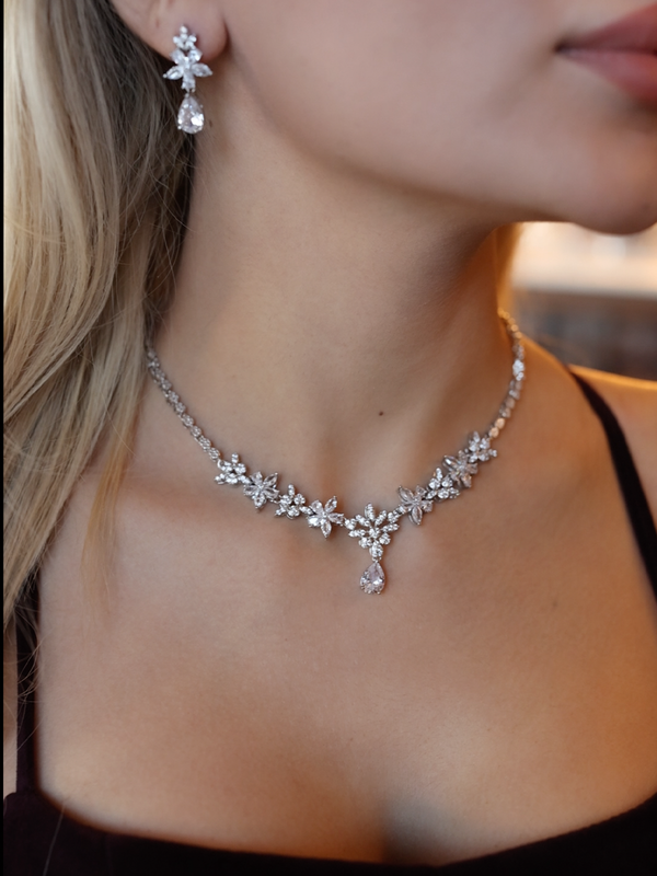 Olivia Kolye - Küpe Set, gümüş tonunda rodyum kaplama ile ışıltılı zirkon taş detayları içeren şık aksesuar.