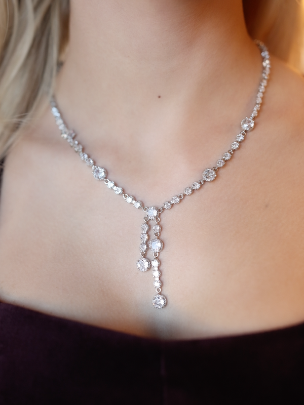 Emma Kolye – Küpe Set, modern Y formunda kolye ucu ve şık sallantılı küpeleri ile lüks bir görünüm sunar.