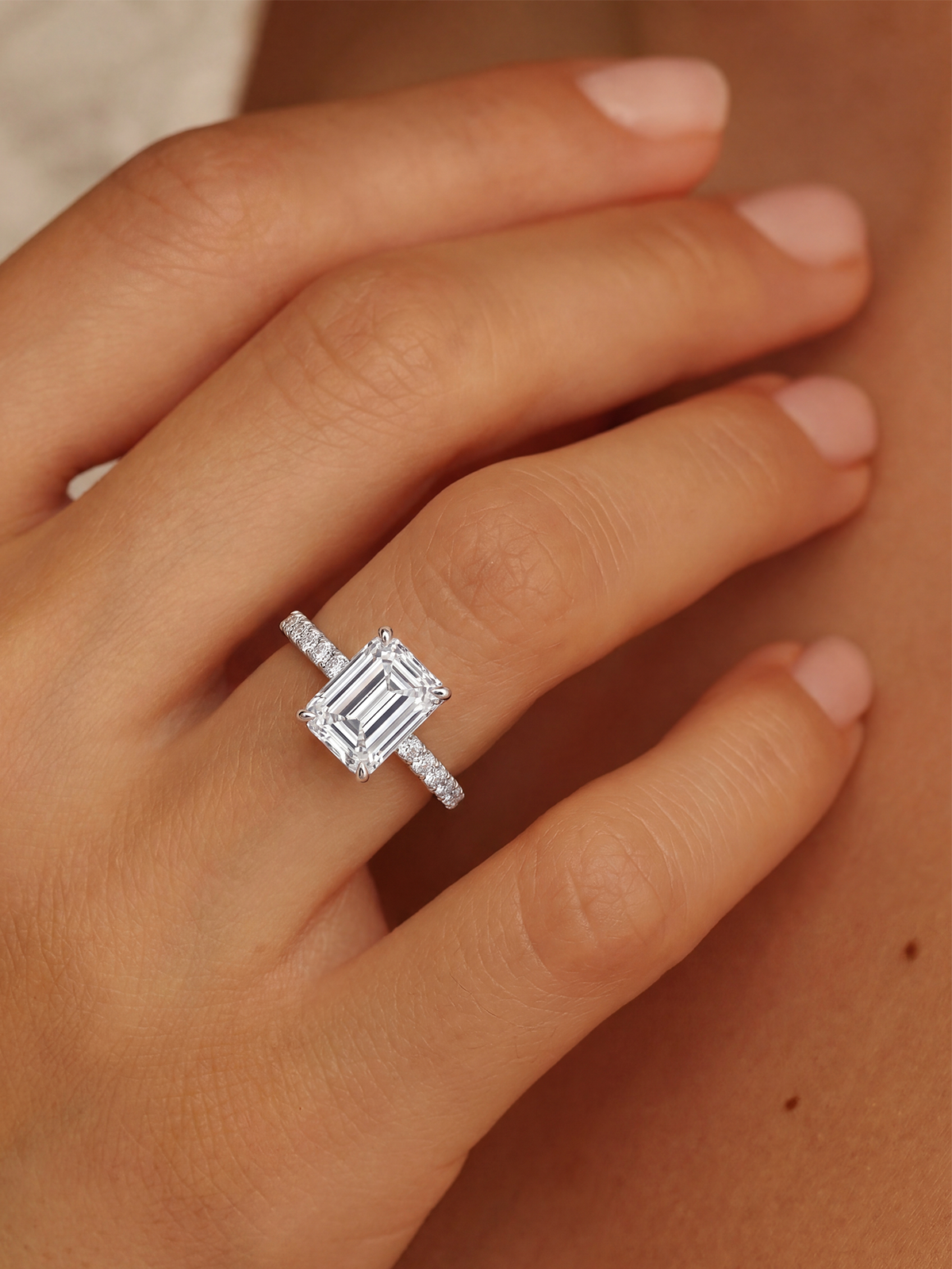 Emerald Kesim Kolu Taşlı Tektaş Yüzük