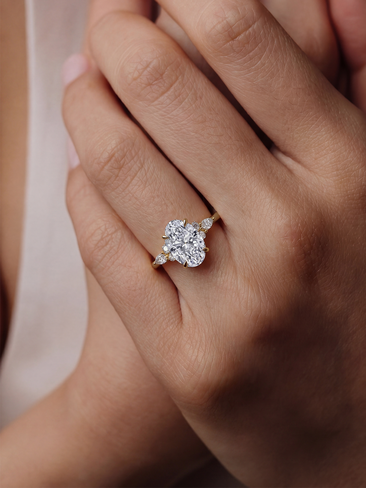 1.30CT Oval Taş Yanları Markiz Kesim Tektaş Yüzük