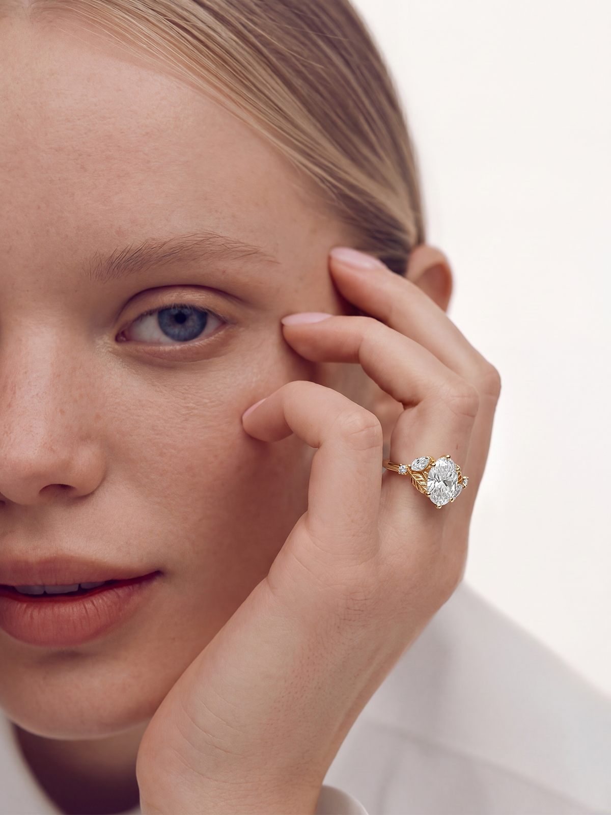 2.08CT Oval Kesim Yaprak Motif Tektaş Yüzük