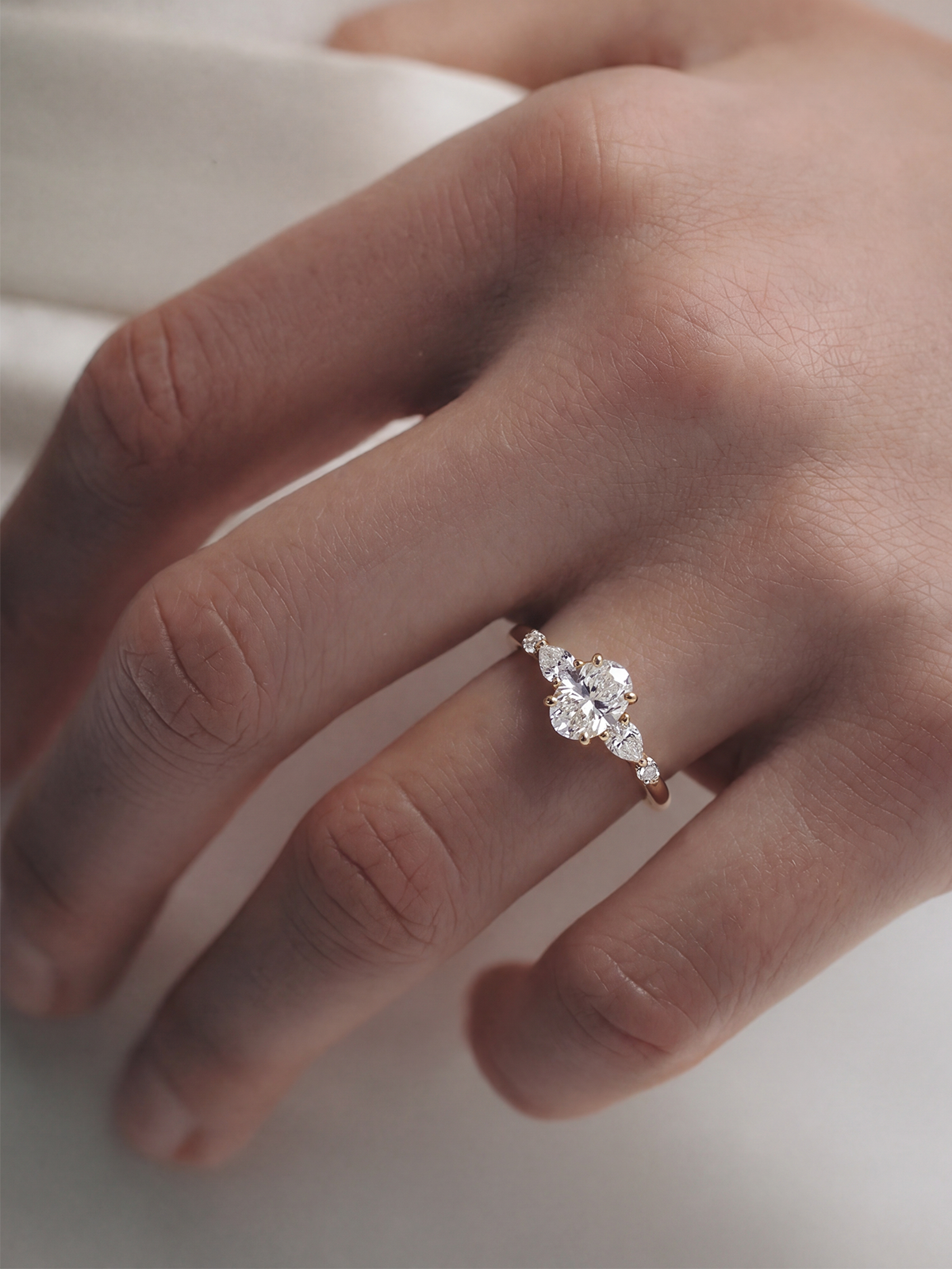 1.53CT Oval Taş Yanları Damla Kesim Tektaş Yüzük