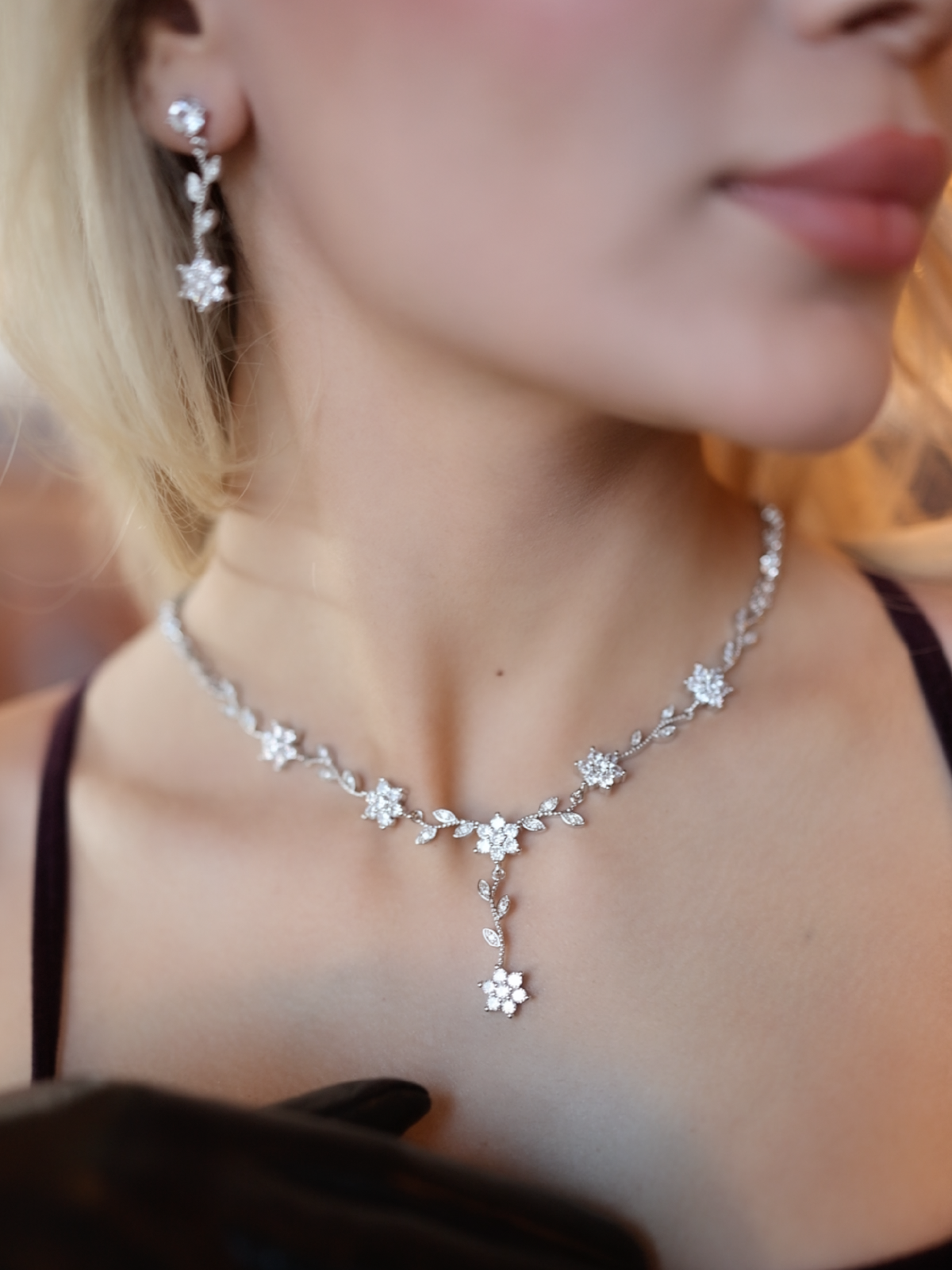 Isabella Kolye - Küpe Set; şıklığı ve modern çizgileri ile dikkat çeken zarif takı seti, günlük kullanım ve özel davetler için ideal.