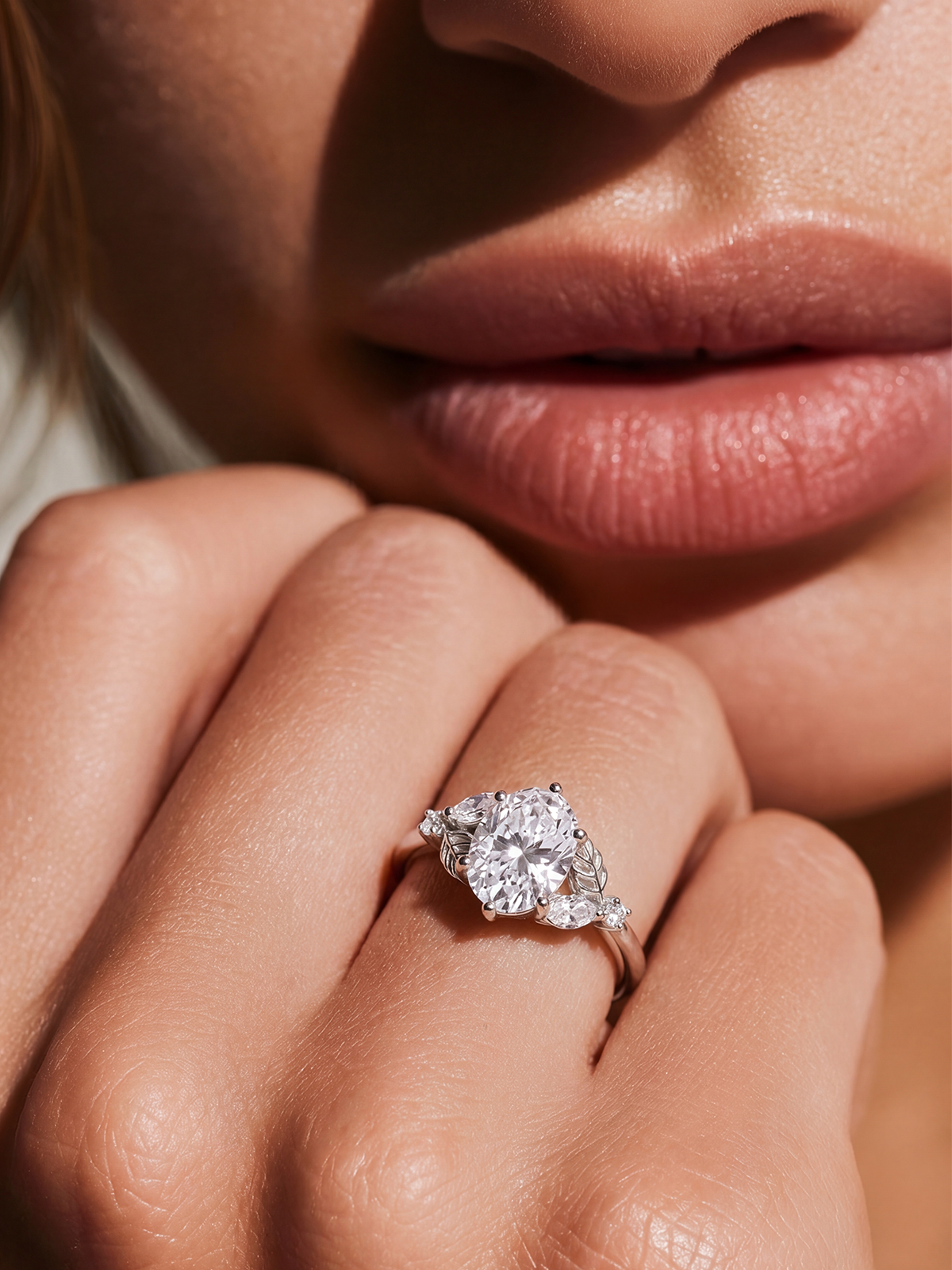 2.08CT Oval Kesim Yaprak Motif Tektaş Yüzük