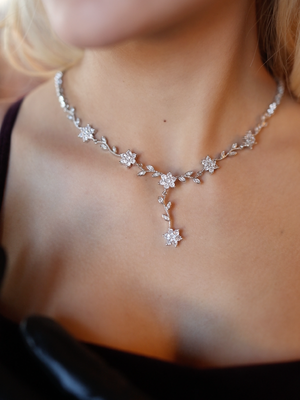 Isabella Kolye - Küpe Set, gümüş renk rodyum kaplama ile uzun süre parlaklığını koruyan zarif takı seti.