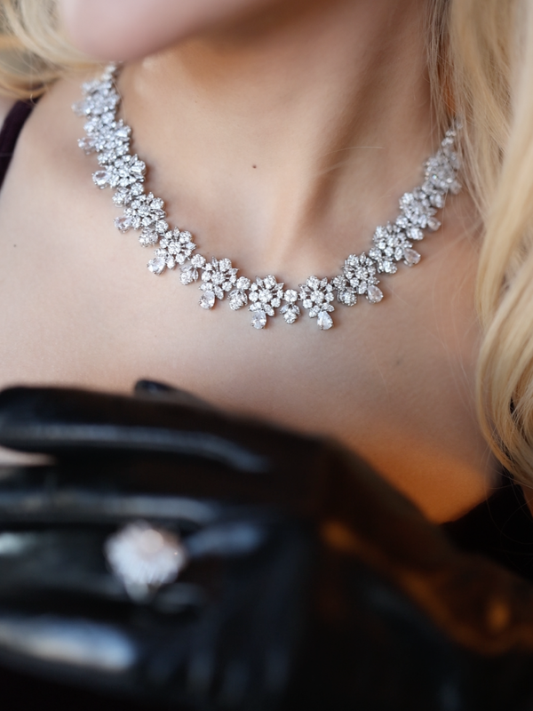 Amelia Küpe - Rodyum kaplama ile şıklığı artıran zarif zirkon taşlı küpe.