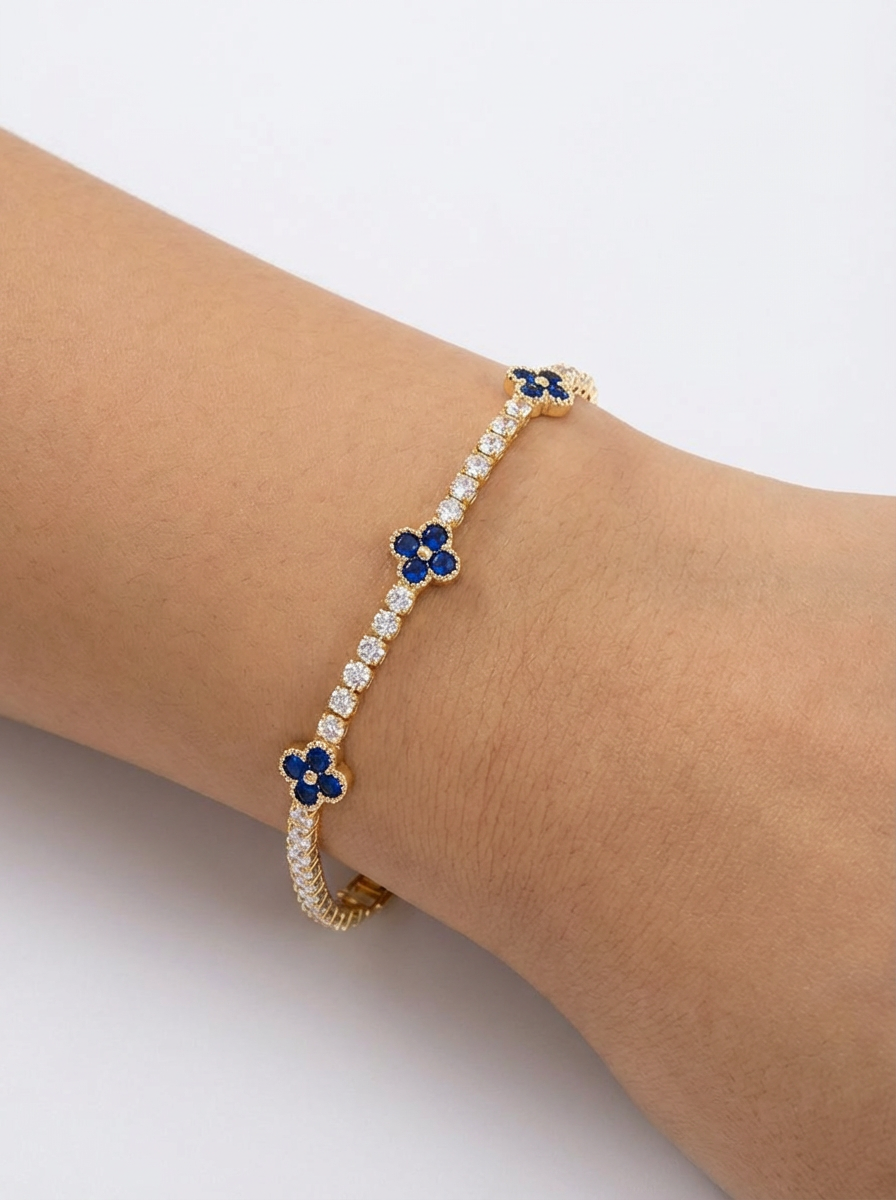 Natalie Bileklik, bileğinizi saran şıklık ve ışıltı ile tasarlanmış, ayarlanabilir yapısıyla konforlu bir kullanım sunuyor.