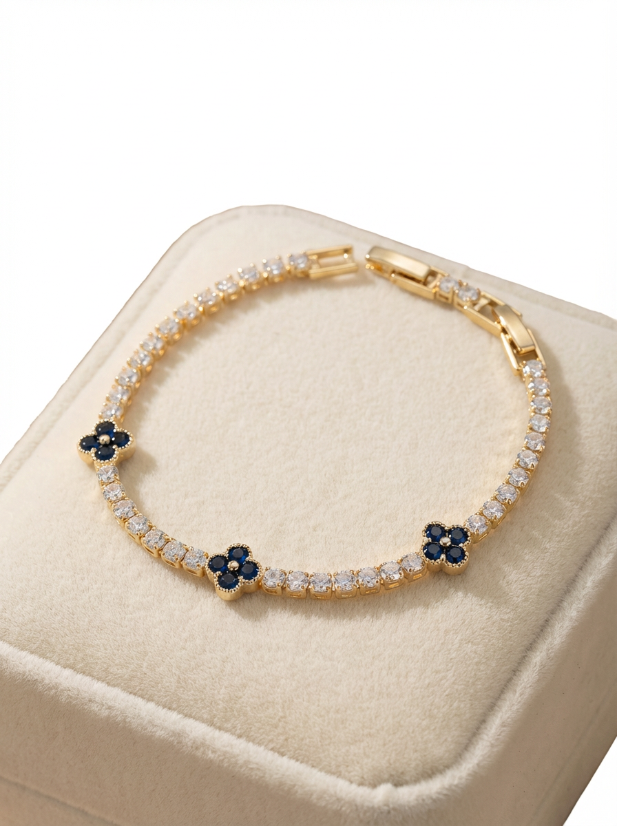 Natalie Bileklik, Atelier Duygu imzalı lüks bir aksesuar, safir mavisi ve altın kaplamanın muhteşem uyumuyla göz alıcı bir stil yaratıyor.