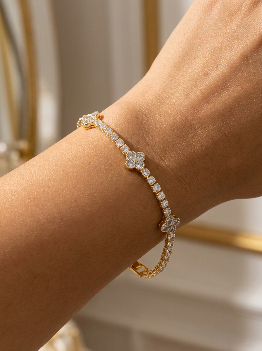 Elena Bileklik ayrıntıları, altın kaplama malzeme ve beyaz taşların zarafeti, özel günlerde ve günlük stilinize şıklık katan parıltılı aksesuar.